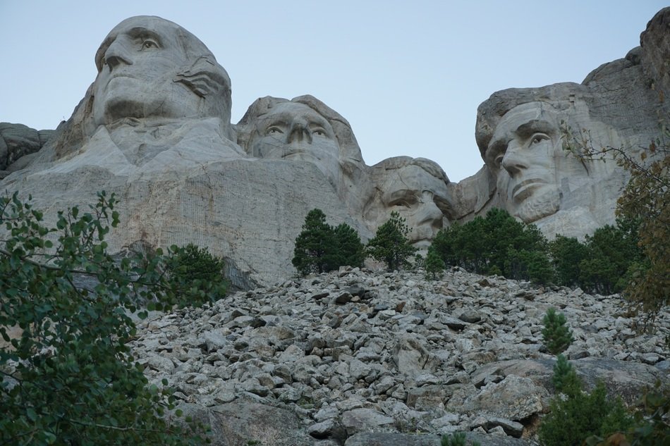 statues on Mount Rushmore