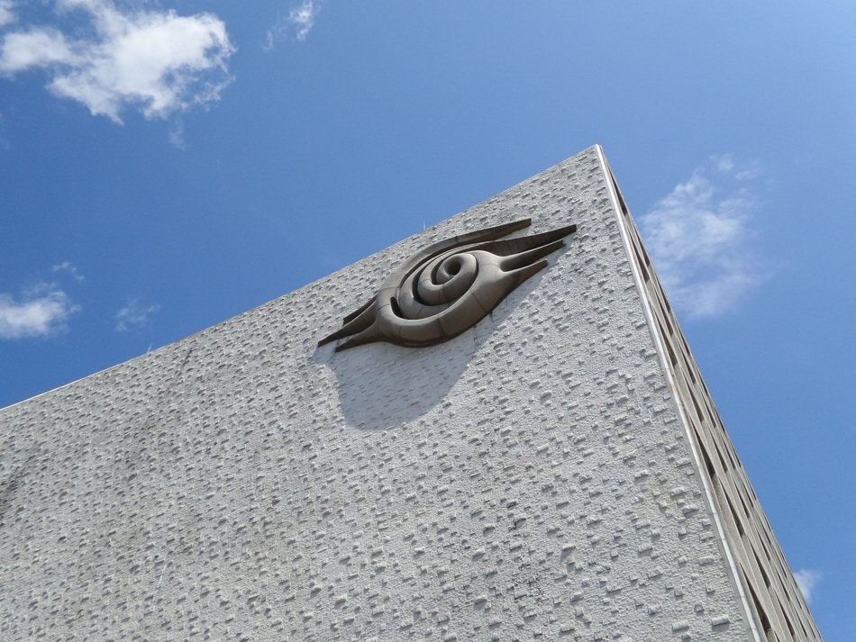 strikingly beautiful Japan Eye Building