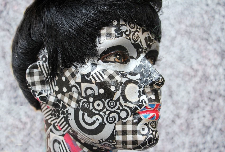 display dummy with patterns on the face