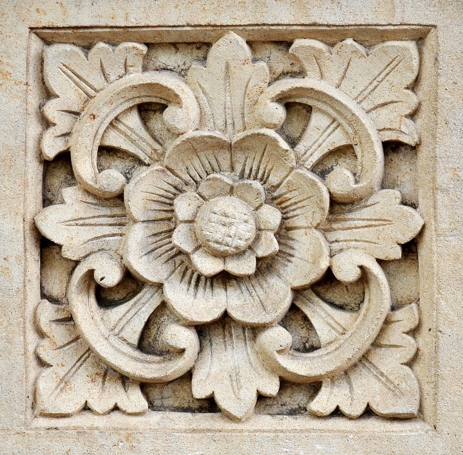 flower molding on the tile