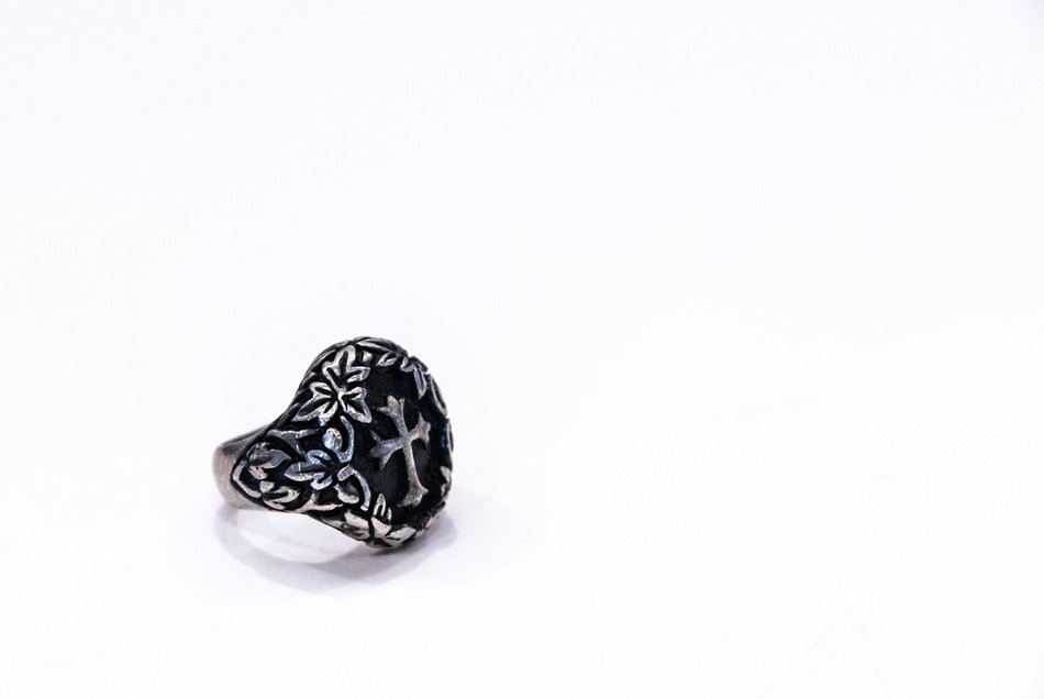 Ring Cruz White Background