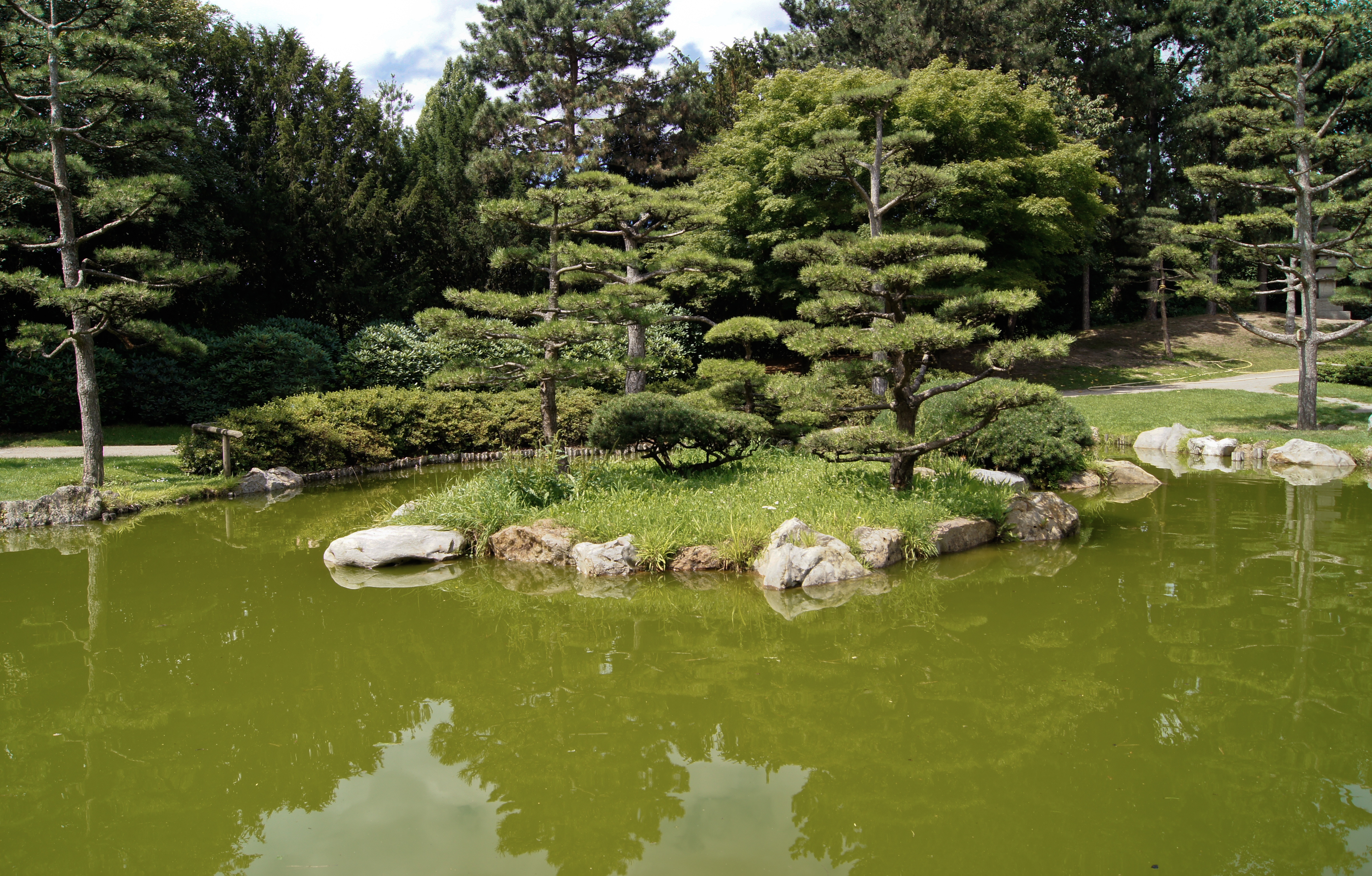 Японский сад с озером