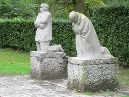 Statues Grieving Parents Sadness