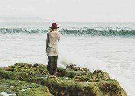 girl in a hat on the ocean