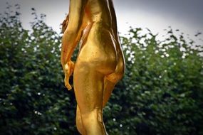 Statue gold woman