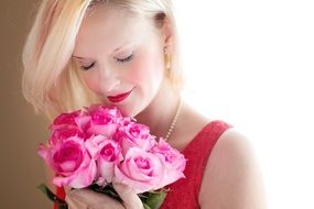 blonde girl with a bouquet of pink roses