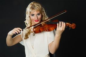 girl playing the violin