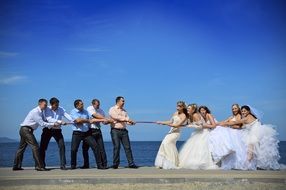 grooms and brides pull the rope