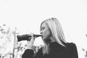 Woman Drinking monohrom foto