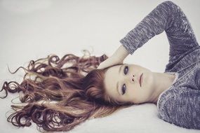 kinky girl posing lying down