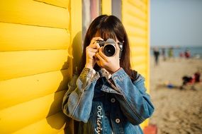 photographer at the yellow facade of the building
