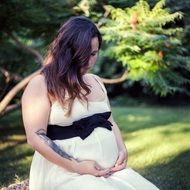 pregnant woman in the garden photoshoot