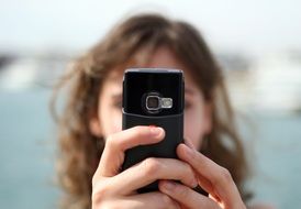 girl takes pictures on the phone