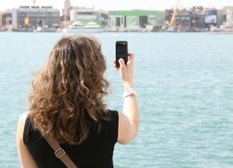 woman doing a picture of city