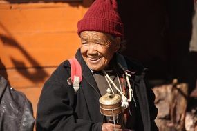 smiling old woman in ladakh