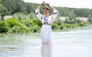 peasant woman in traditional Romanian dress