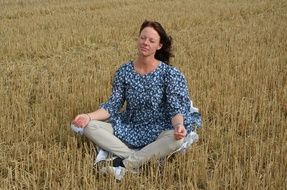 girl meditates on the autumn field