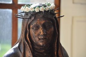 Sainte in wreath on head, female Wooden Statue