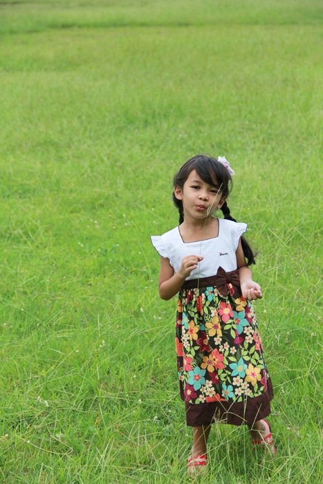 girl posing on green grass