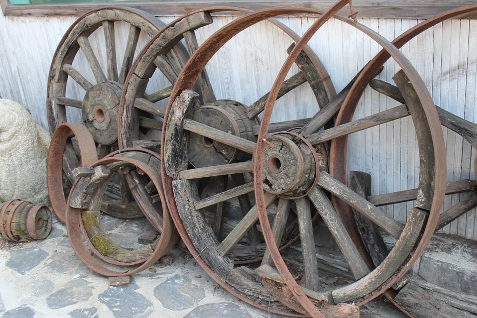 Wagon Wheel Things Background
