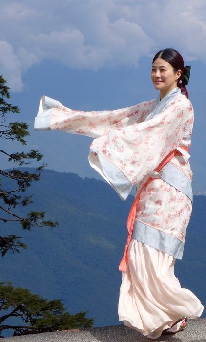 photo of japanese dancer in kimono