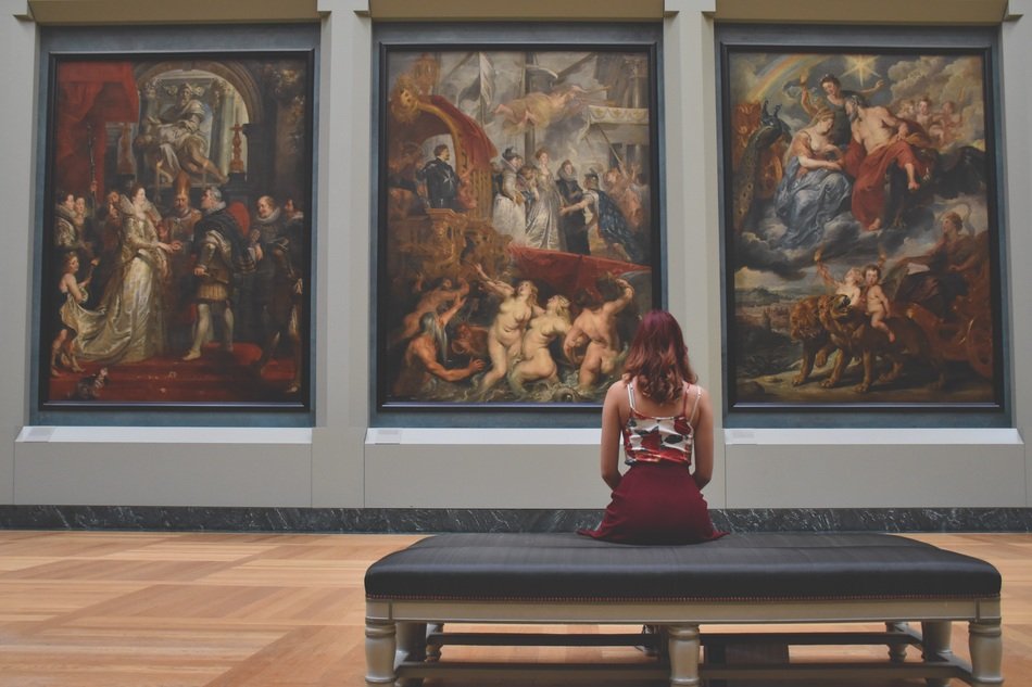 the girl in the picture gallery in the louvre