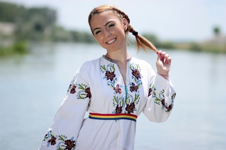 girl dressed for Drăgaica fair