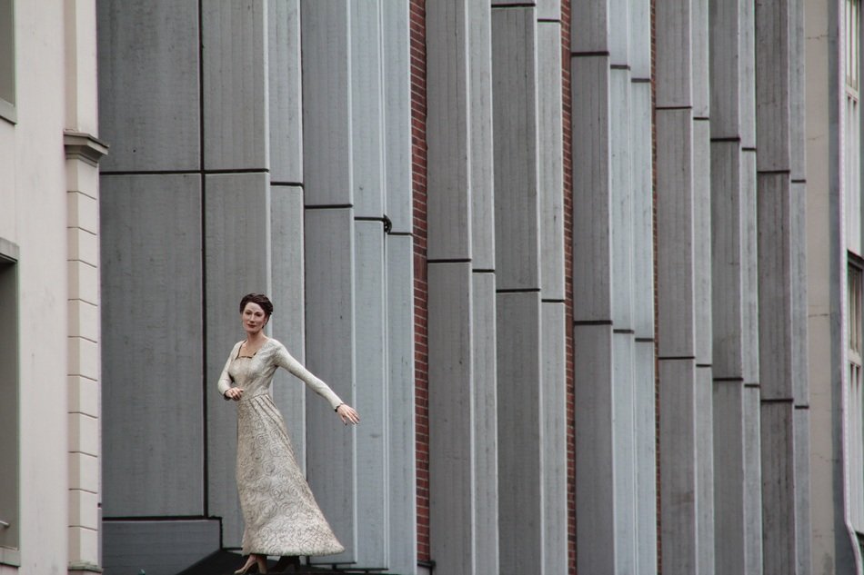 Sculpture Woman in white dress