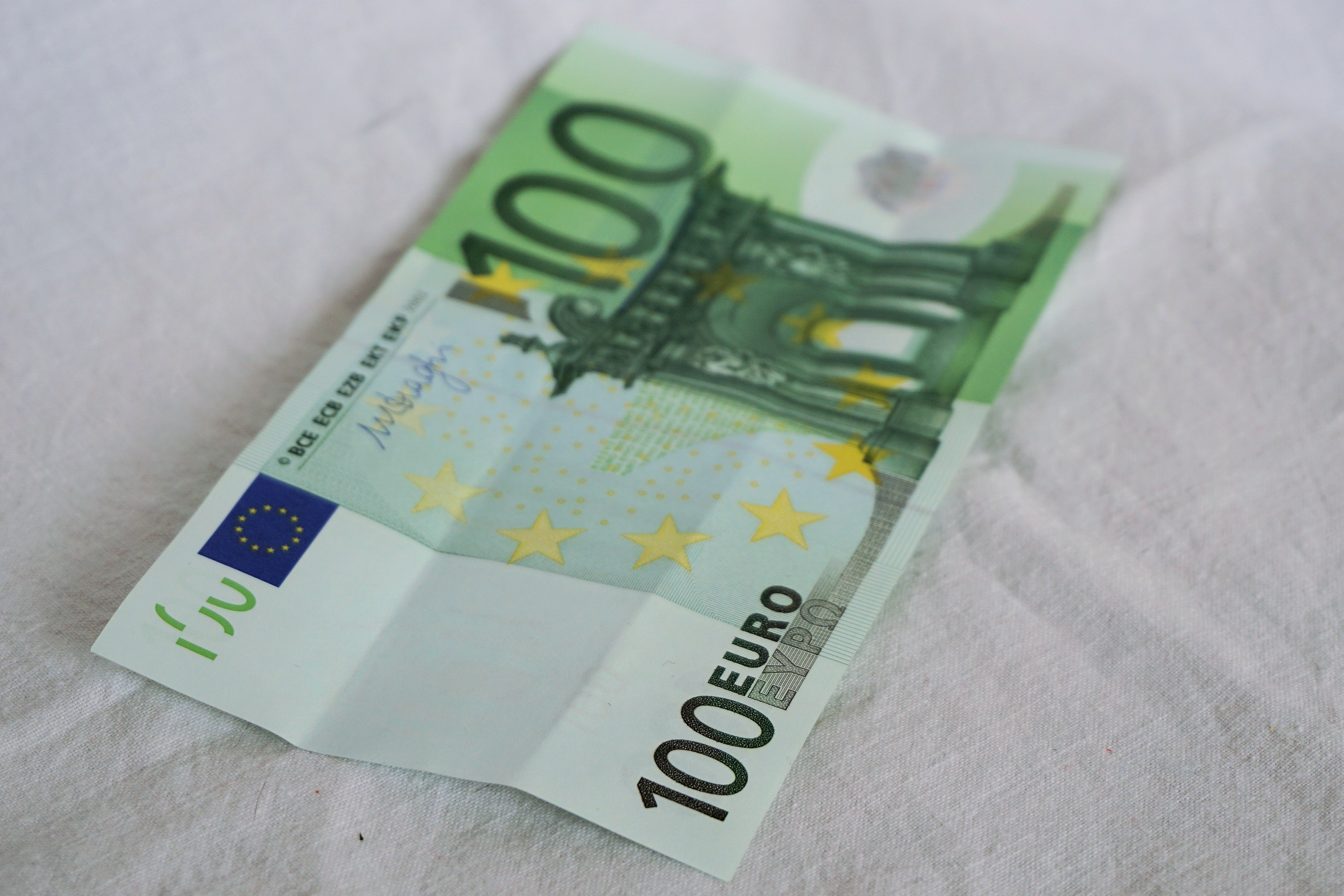 Купюры оригинальные. Евро купюры 100 евро. Как выглядит банкнота 100 евро. 100 Евро купюра оригинал. СТО евро купюра.