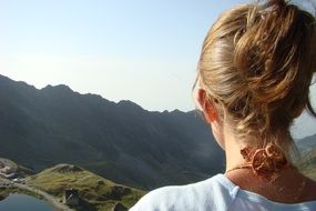 girl looks at the mountains