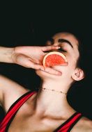 model with grapefruit