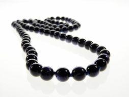 fashionable black pearl necklace