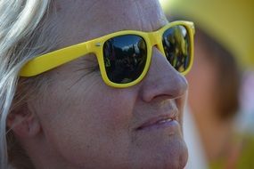 Hamburg openair woman in yellow glasses