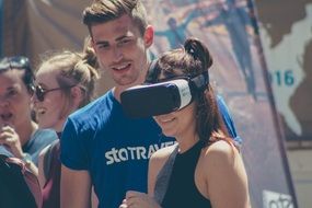 Virtual Reality, young people enjoy samsung technology