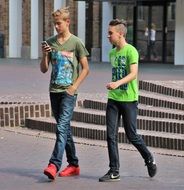 teenagers with smartphone