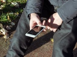 man holding Iphone 6S Plus