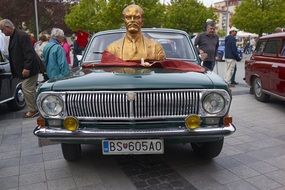 Golden bust of Lenin on the Volga car