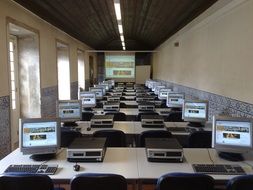 A lot of computers in the lab class