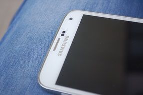 white mobile phone "Samsung"