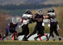 american football players on the green lawn