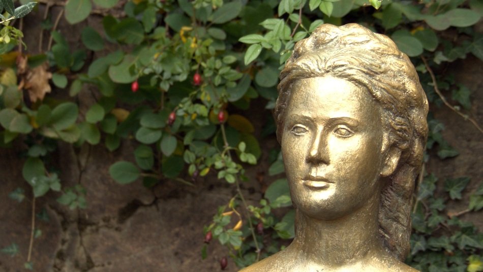 gilded bust of a woman in the park