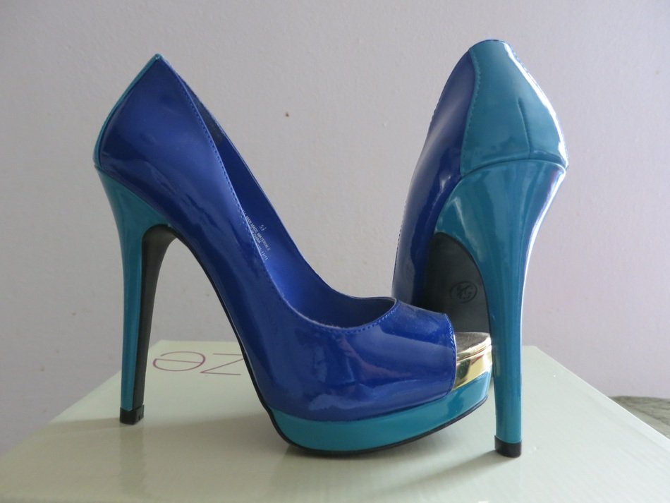 Fashionable shoes with high heels