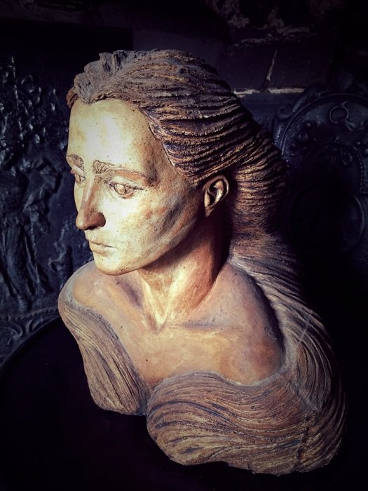 woman's bust of wood