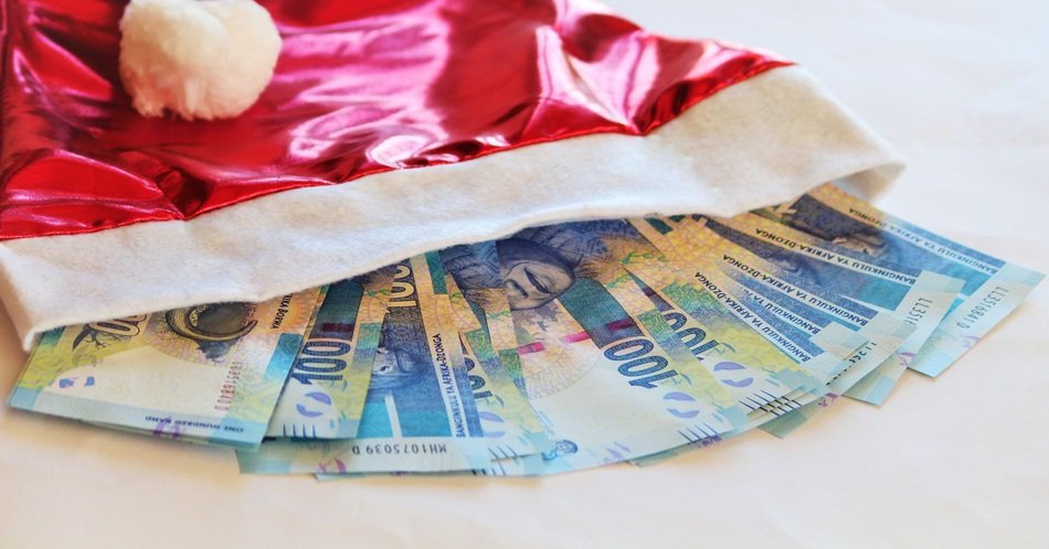 banknotes in the Christmas hat