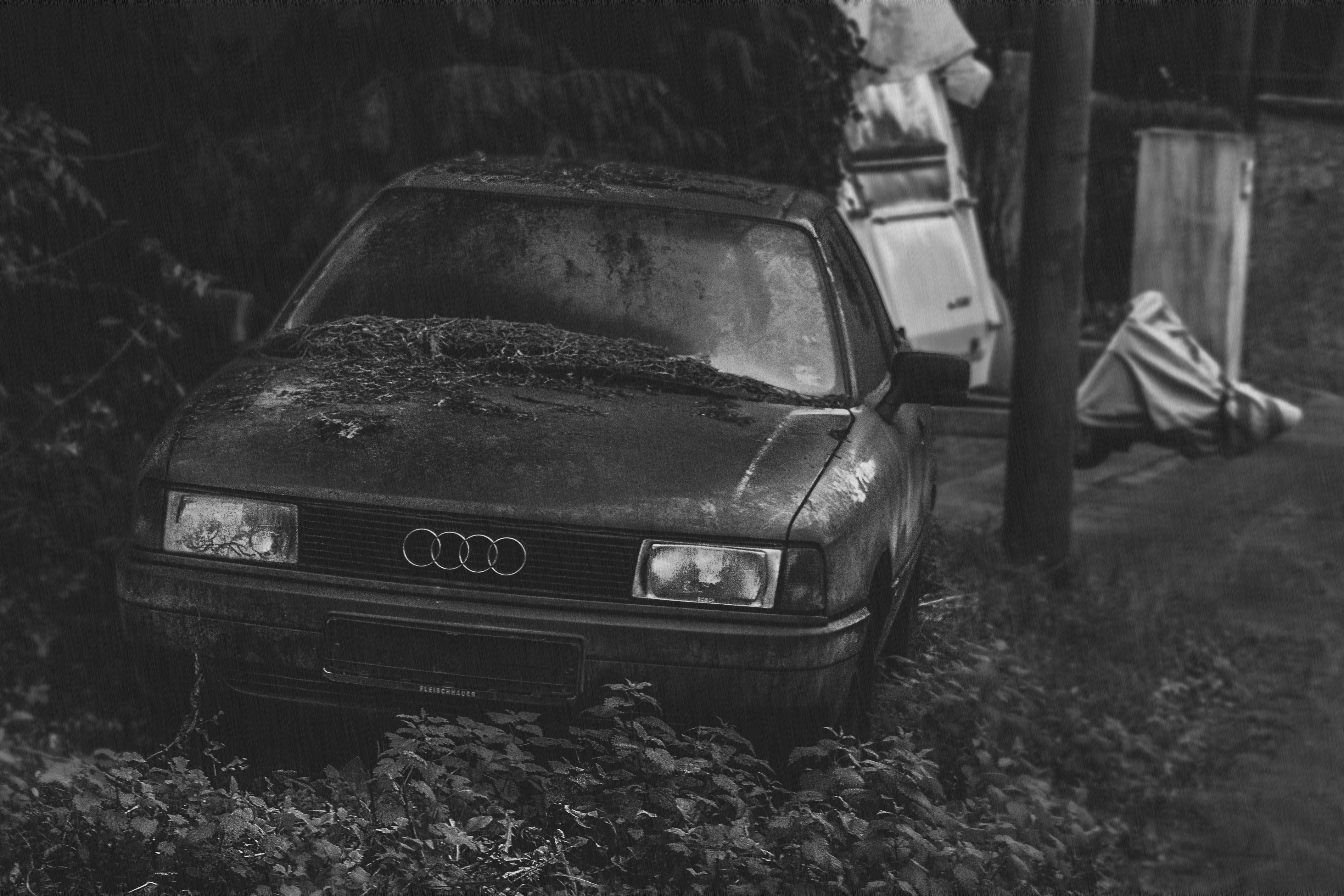 Ауди плохая. Audi 80 серая. Audi 80 черная. Ауди 80 в лесу. Ауди 80 черно белая.