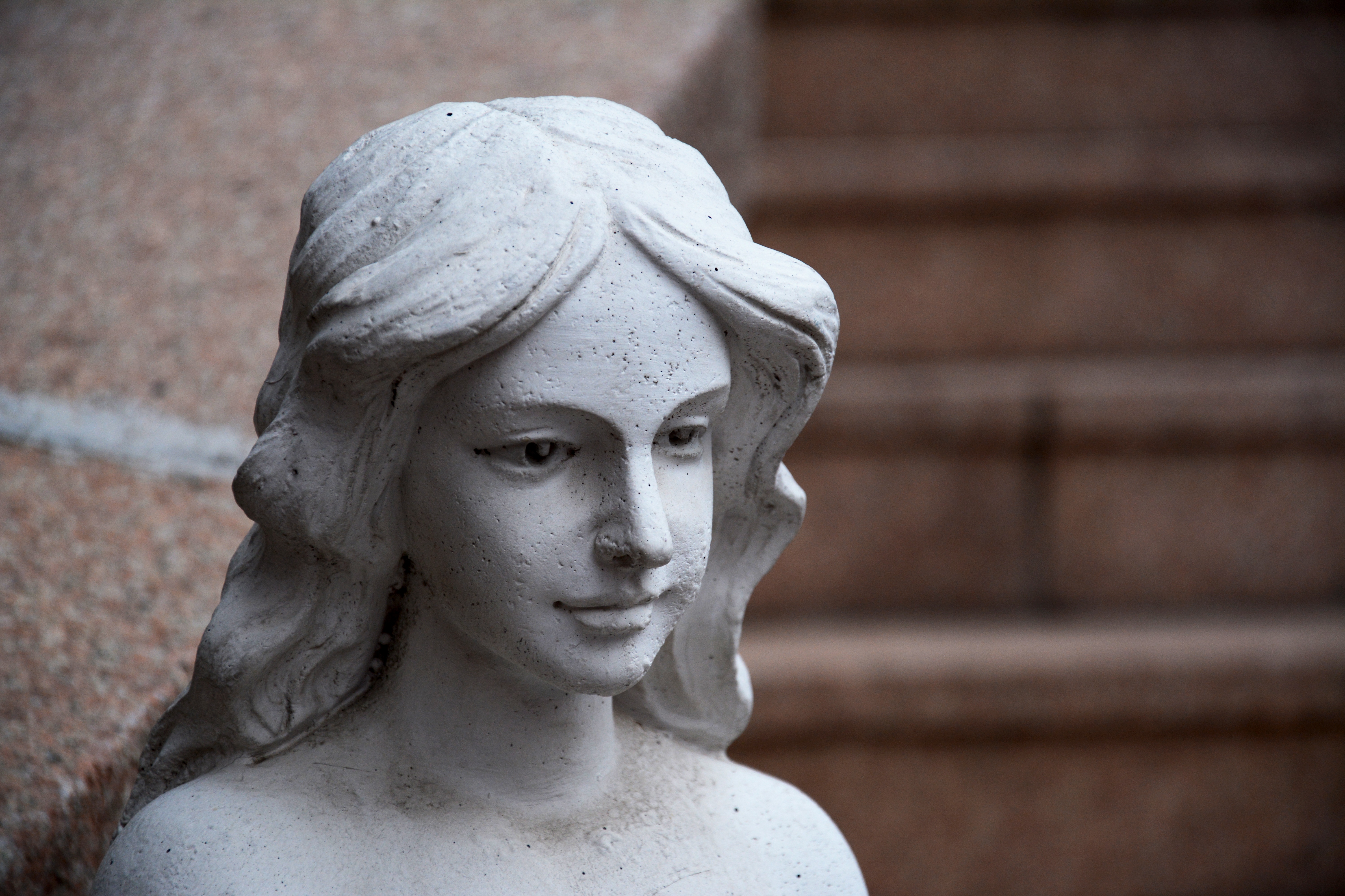 Статуя девушки