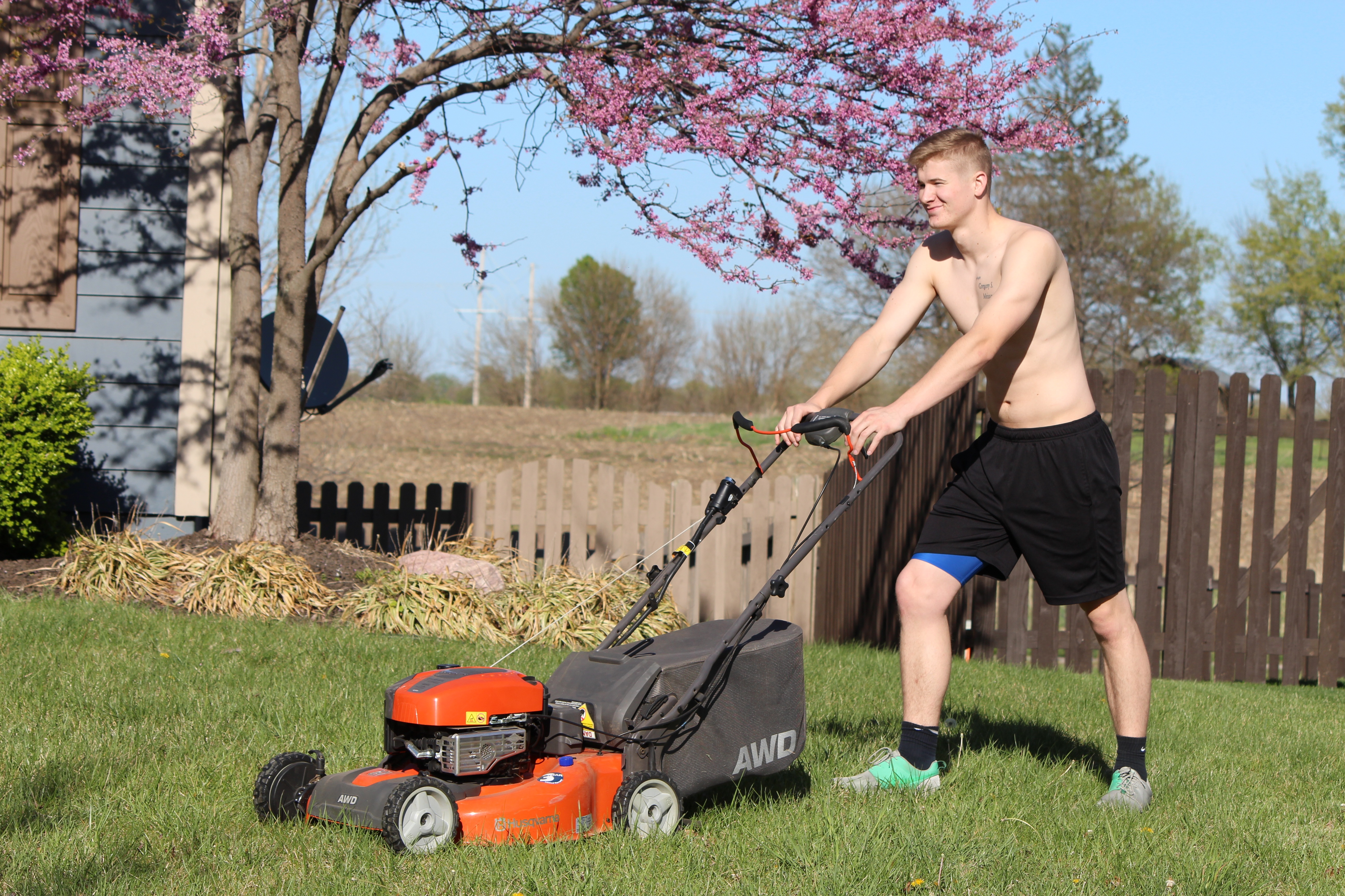 Mow the lawn. Косить траву газонокосилкой. Человек газонокосилка. Мужчина с косилкой. Мужчина с газонокосилкой.
