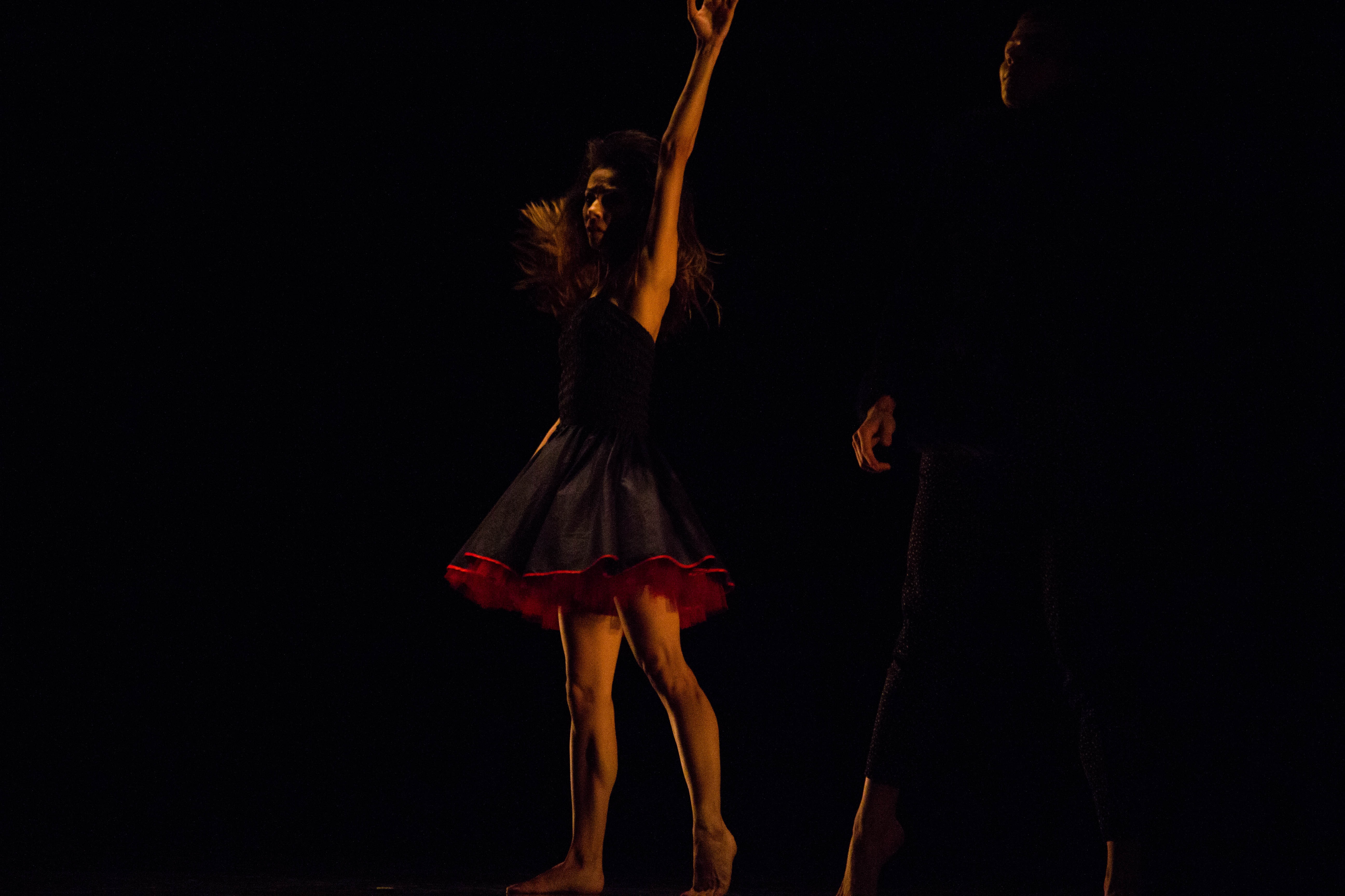 Танцы в свете 3. Эйфория театр. Девушка танцует на черном фоне. Театральный художественный свет. Балет и рассвет.