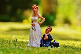 figure of newlyweds on green grass