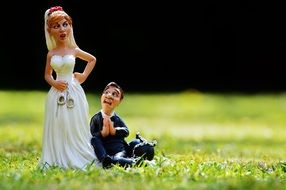 figure of the groom at the feet of the bride